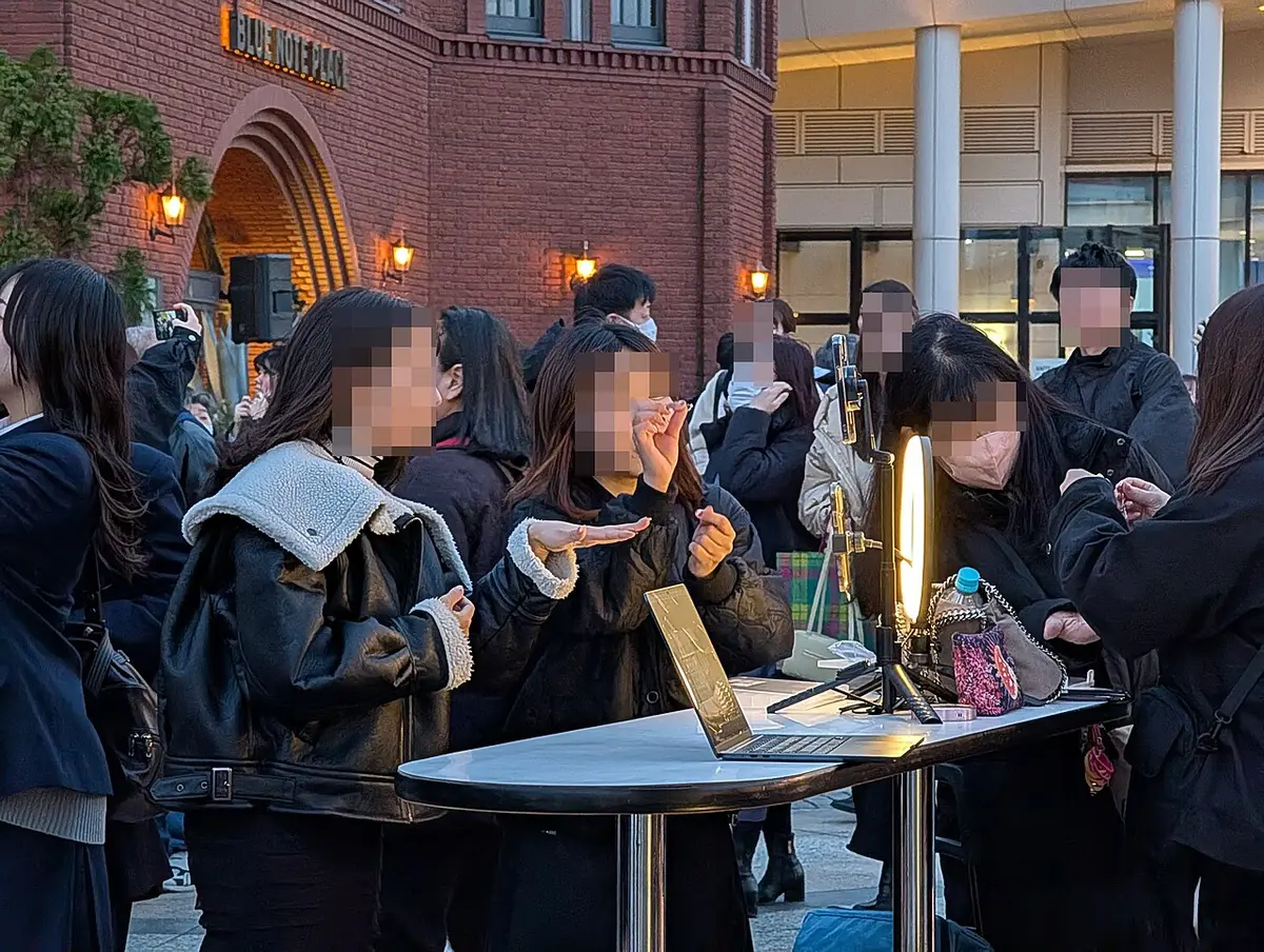 Créateurs de contenu filmant en direct avec un smartphone et un anneau lumineux